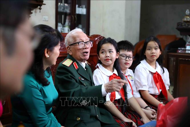 Trung tướng, Anh hùng Lực lượng vũ trang nhân dân Khuất Duy Tiến kể về những năm tháng hoạt động chiến tranh của ông với các thế hệ của phường Điện Biên, quận Ba Đình. Ảnh: An Đăng - TTXVN