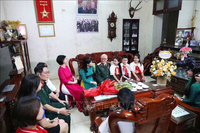 Trung tướng, Anh hùng Lực lượng vũ trang nhân dân Khuất Duy Tiến với các thế hệ của phường Điện Biên, quận Ba Đình. Ảnh: An Đăng - TTXVN