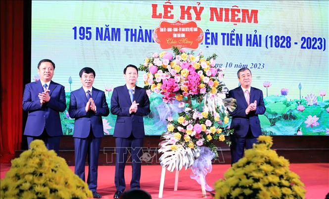 Ủy viên Trung ương Đảng, Bí thư Tỉnh ủy Thái Bình Ngô Đông Hải tặng hoa chúc mừng huyện Tiền Hải nhân kỷ niệm 195 năm thành lập. Ảnh: Thế Duyệt - TTXVN