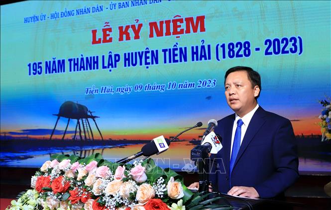 Chủ tịch UBND huyện Tiền Hải Phạm Ngọc Kế phát động phong trào thi đua tại lễ kỷ niệm. Ảnh: Thế Duyệt - TTXVN 
