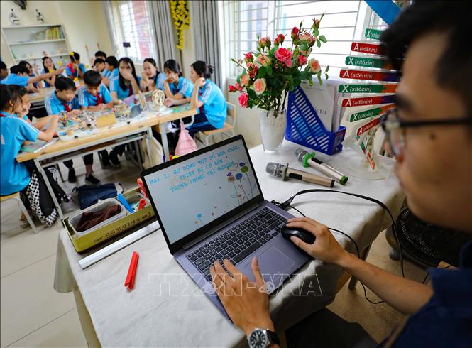 Các trường học quận Ba Đình đều ứng dụng công nghệ thông tin hỗ trợ đổi mới nội dung, phương pháp dạy và học, kiểm tra, đánh giá trong tất cả các môn học, hoạt động giáo dục bao gồm kho học liệu số, bài giảng e-learning, hệ thống học tập trực tuyến… Ảnh: Thanh Tùng - TTXVN