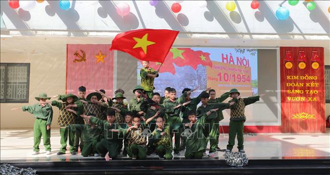 Hạ tầng công nghệ thông tin được đầu tư ngày một đồng bộ, hiện đại (màn led sân trường, hệ thống hạ tầng mạng internet với cáp quang và wifi cùng hệ thống cơ sở vật chất về công nghệ thông như máy tính, loa...) tạo thuận lợi cho qua trình chuyển đổi số. Ảnh: Thanh Tùng - TTXVN 