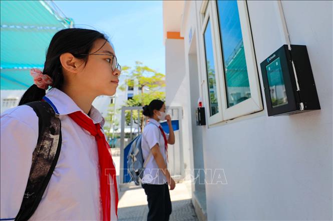 Giải pháp điểm danh điện tử của Trường THCS Phan Chu Trinh, quận Ba Đình giúp giáo viên nắm bắt được tình trạng điểm danh của lớp chủ nhiệm vào đầu buổi học ngay cả khi không đến trường và giảm bớt khối lượng công việc cho giáo viên. Ảnh: Thanh Tùng - TTXVN