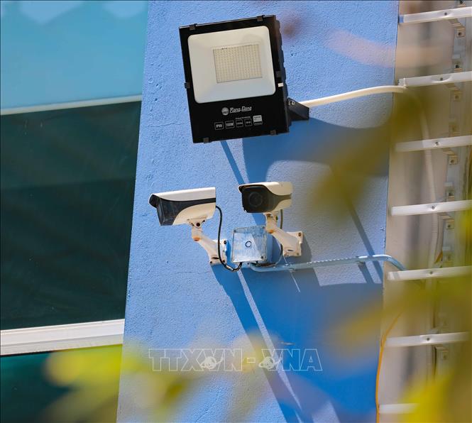 100% các trường học trong quận Ba Đình có hệ thống camera giám sát tại các khu vực xung yếu về an ninh, khu vực hành lang, sân trường, trong các lớp học, các phòng bộ môn, sân chơi bãi tập... hoạt động hiệu quả, ổn định góp phần đảm bảo an ninh, an toàn trường học. Ảnh: Thanh Tùng - TTXVN