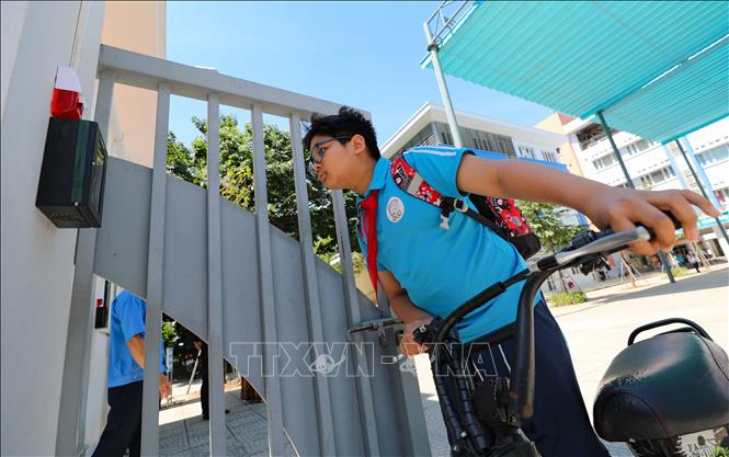 Học sinh trường Trường THCS Phan Chu Trinh, quận Ba Đình thực hiện điểm danh điện tử khi tới trường và ra về. Ảnh: Thanh Tùng - TTXVN