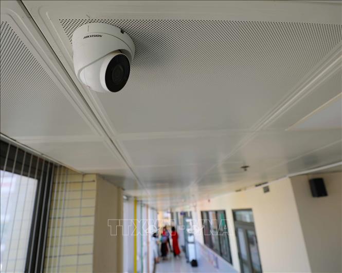 100% các trường học trong quận Ba Đình có hệ thống camera giám sát tại các khu vực xung yếu về an ninh, khu vực hành lang, sân trường, trong các lớp học, các phòng bộ môn, sân chơi bãi tập... hoạt động hiệu quả, ổn định góp phần đảm bảo an ninh, an toàn trường học. Ảnh: Thanh Tùng - TTXVN