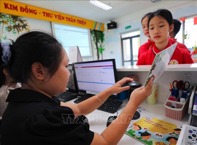 Thư viện trường Tiểu học Kim Đồng, quận Ba Đình ứng dụng phần mềm quản lý và quét mã giúp việc quản lý, theo dõi học sinh mượn sách trở nên thuận tiện hơn. Ảnh: Thanh Tùng - TTXVN