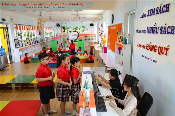Các trường học trong quận Ba Đình đều ứng dụng công nghệ thông tin trong hoạt động quản lý thư viện, quản lý đồ dùng thiết bị nhà trường. Ảnh: Thanh Tùng - TTXVN