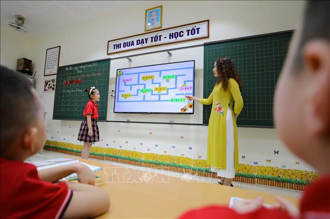Màn hình lớn được trang bị trong từng lớp học của các trường tiểu học giúp bài giảng của giáo viên được thể hiện sinh động hơn, tạo hứng thú cho sinh trong học tập. Ảnh: Thanh Tùng - TTXVN