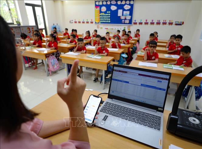 Ứng dụng các phần mềm điểm danh điện tử giúp giáo viên loại bỏ được cách thức điểm danh thủ công trước đây mà lại thuận tiện, nhanh chóng trong việc kết nối giữa phụ huynh và nhà trường về quản lý học sinh. Ảnh: Thanh Tùng - TTXVN