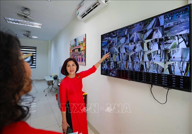 Không thoả mãn với những gì đạt được, ngành giáo dục quận Ba Đình luôn xác định chuyển đổi số là quá trình lâu dài, bền bỉ, giai đoạn sau tiến bộ hơn giai đoạn trước, để làm cho hiệu quả công việc được nâng lên, giáo viên nhàn hơn, hạnh phúc hơn, qua đó góp phần nâng cao giáo dục, chất lượng nguồn nhân lực cho quận và Thành phố. Ảnh: Thanh Tùng - TTXVN