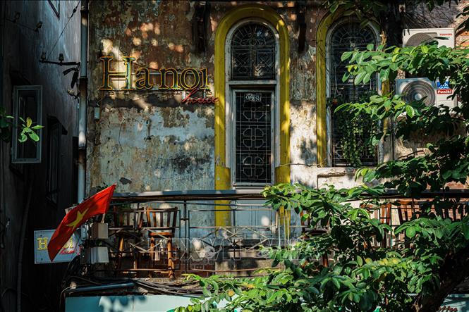 Thu len lỏi vào từng ngõ phố, từng ô cửa nhỏ. Ảnh: Phạm Tuấn Anh - TTXVN