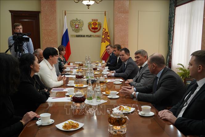 Head of Chuvashia, a republic of Russia, Oleg Nikolaev on October 9 meets with reporters of Vietnam, Belarus, Armenia, Kazakhstan and Tajikistan, Oleg Nikolaev. VNA Photo: Duy Trinh