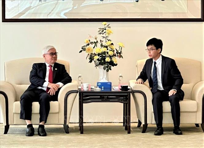 Lãnh đạo tỉnh Bình Dương làm việc với Tập đoàn Sunwah tại tỉnh Quảng Đông (Trung Quốc). Ảnh: TTXVN phát
