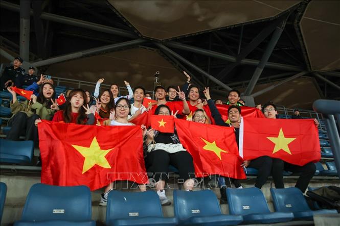 CĐV Việt Nam trên sân Trung tâm thể thao Đại Liên. Ảnh: Hoàng Linh-TTXVN