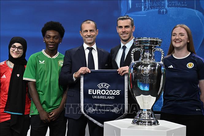 Chủ tịch UEFA Aleksander Ceferin (giữa) và cựu danh thủ Gareth Bale, đại diện phái đoàn Anh và Ireland, tại lễ công bố quốc gia đăng cai EURO 2028, ở Nyon, Thụy Sĩ, ngày 10/10/2023. Ảnh: AFP/TTXVN