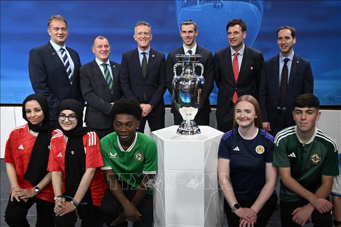 (Từ trái sang, hàng sau) Giám đốc điều hành Hiệp hội bóng đá Scotland Ian Maxwell, Giám đốc điều hành Hiệp hội bóng đá Bắc Ireland Patrick Nelson, Giám đốc điều hành Hiệp hội bóng đá Ireland Jonathan Hill, cựu danh thủ Gareth Bale, người đứng đầu phái đoàn Anh và Ireland, Giám đốc điều hành Hiệp hội bóng đá xứ Wales Noel Mooney và Giám đốc điều hành Hiệp hội bóng đá Anh Mark Bullingham tại lễ công bố quốc gia đăng cai EURO 2028, ở Nyon, Thụy Sĩ, ngày 10/10/2023. Ảnh: AFP/TTXVN