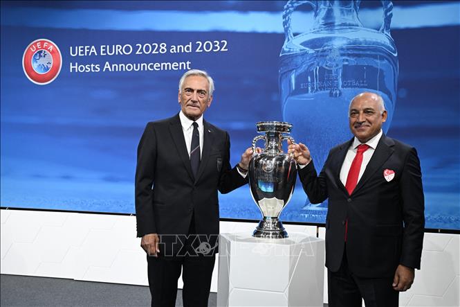 Chủ tịch Liên đoàn bóng đá Thổ Nhĩ Kỳ Mehmet Buyukeksi (phải) và Chủ tịch Liên đoàn bóng đá Italy Gabriele Gravina tại lễ công bố quốc gia đăng cai EURO 2028 và 2032, tại Nyon, Thụy Sĩ, ngày 10/10/2023. Ảnh: AFP/TTXVN