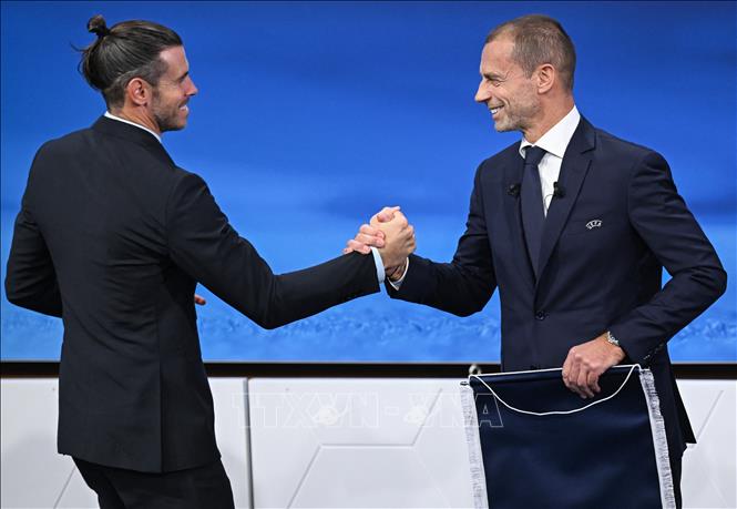 Chủ tịch UEFA Aleksander Ceferin (phải) và cựu danh thủ Gareth Bale, đại diện phái đoàn Anh và Ireland, tại lễ công bố quốc gia đăng cai EURO 2028, ở Nyon, Thụy Sĩ, ngày 10/10/2023. Ảnh: AFP/TTXVN