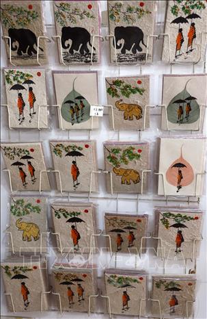 Sản phẩm bưu thiếp được làm từ giấy Saa. Ảnh: Phạm Kiên - Phóng viên TTXVN tại Lào