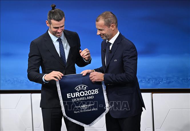 Chủ tịch UEFA Aleksander Ceferin (phải) và cựu danh thủ Gareth Bale, đại diện phái đoàn Anh và Ireland, tại lễ công bố quốc gia đăng cai EURO 2028, ở Nyon, Thụy Sĩ, ngày 10/10/2023. Ảnh: AFP/TTXVN