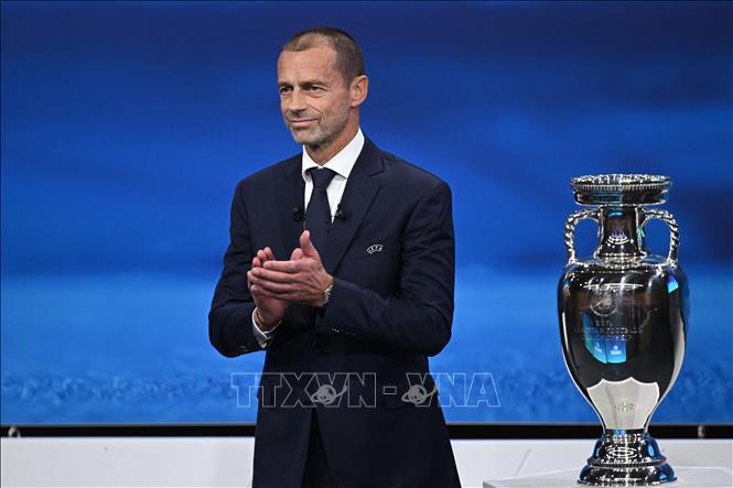 Chủ tịch UEFA Aleksander Ceferin công bố quốc gia đăng cai EURO 2028, tại Nyon, Thụy Sĩ, ngày 10/10/2023. Ảnh: AFP/TTXVN