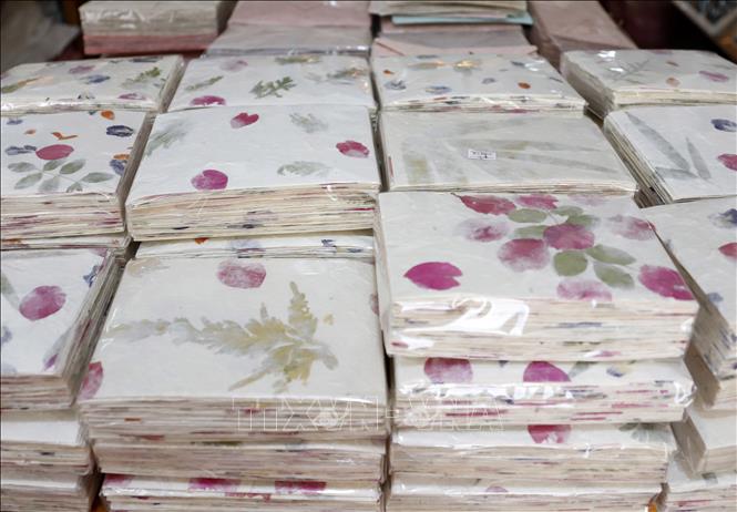 Sản phẩm phong bì được làm từ giấy Saa. Ảnh: Phạm Kiên - Phóng viên TTXVN tại Lào