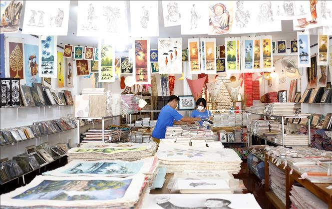 Sản phẩm từ giấy Saa của cơ sở sản xuất của anh Nalongkone Khounphachansi tại bản Xienglek, Luang Prabang (Lào). Ảnh: Phạm Kiên - Phóng viên TTXVN tại Lào
