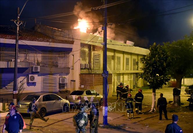Lực lượng cứu hỏa dập đám cháy tại nhà tù Tacumbu ở Asuncion, Paraguay sau vụ bạo loạn ngày 10/10/2023. Ảnh: AFP/TTXVN