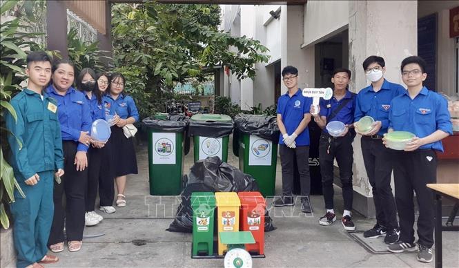 Đoàn viên thanh niên tham gia chương trình đổi rác lấy quà do Thành Đoàn Thành phố Hồ Chí Minh phối hợp với Công ty CP Dịch vụ Xã hội MGREEN tổ chức tại chung cư Nguyễn Thái Bình (Quận 1, Thành phố Hồ Chí Minh). Ảnh: TTXVN phát