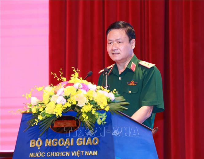 Trung tướng Nguyễn Văn Đức, Cục trưởng Cục Tuyên huấn, Tổng cục Chính trị QĐND Việt Nam phát biểu tại hội nghị. Ảnh: Phương Hoa - TTXVN