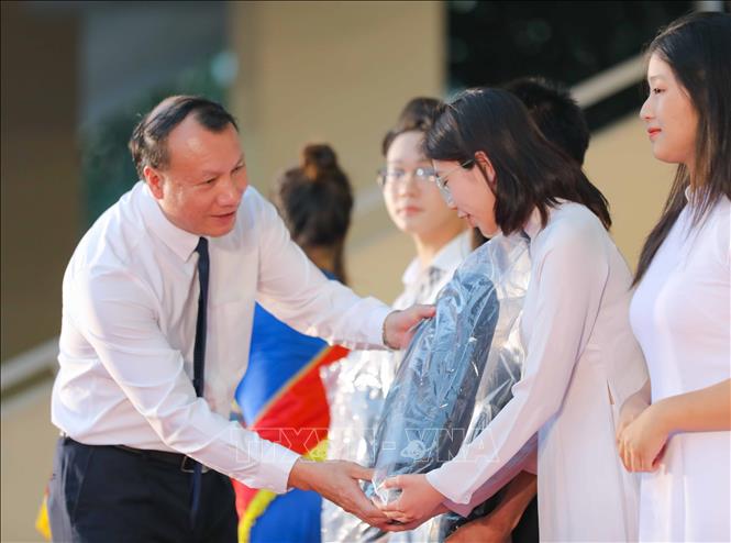 PGS.TS Nguyễn Đức Sơn, Phó Hiệu trưởng Trường Đại học Sư phạm Hà Nội trao thưởng cho các sinh viên K73 có thành tích xuất sắc trong kỳ tuyển sinh đại học năm 2023. Ảnh: Thanh Tùng - TTXVN