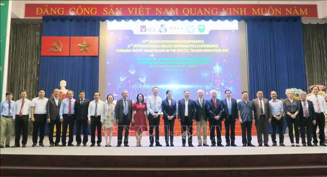 Lãnh đạo UBND Thành phố Hồ Chí Minh chụp ảnh kỷ niệm cùng các đại biểu tham gia Hội nghị. Ảnh: Đinh Hằng - TTXVN