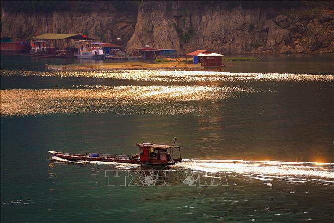 Khung cảnh bình yên trong buổi chiều thu nắng vàng lấp lánh trên mặt hồ Hòa Bình. Ảnh: Trọng Đạt-TTXVN