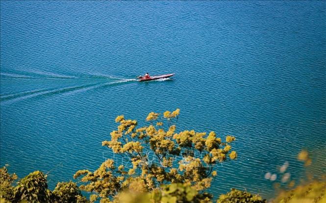 Hồ Hòa Bình trong một buổi chiều thu bình yên. Ảnh: Trọng Đạt-TTXVN