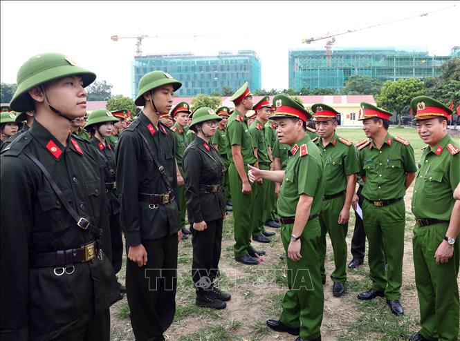 Thiếu tướng Lê Ngọc Châu, Tư lệnh Cảnh sát cơ động thăm hỏi và động viên các học viên tham dự khoá huấn luyện. Ảnh: Phạm Kiên - TTXVN