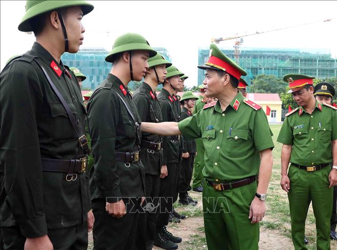 Thiếu tướng Lê Ngọc Châu, Tư lệnh Cảnh sát cơ động thăm hỏi và động viên các học viên tham dự khoá huấn luyện. Ảnh: Phạm Kiên - TTXVN