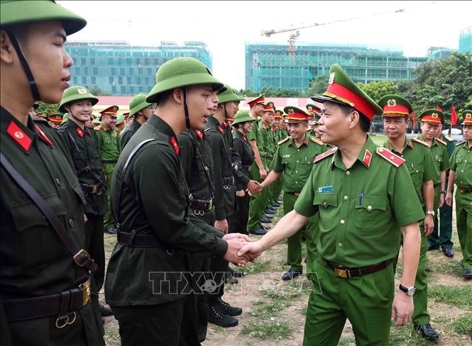 Thiếu tướng Lê Ngọc Châu, Tư lệnh Cảnh sát cơ động thăm hỏi và động viên các học viên tham dự khoá huấn luyện. Ảnh: Phạm Kiên - TTXVN