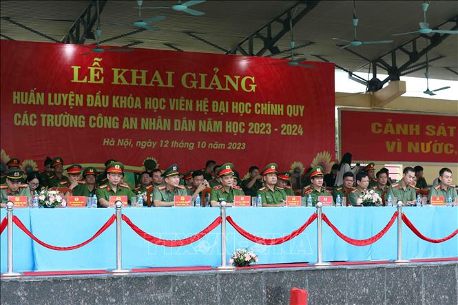 Lãnh đạo Bộ Tư lệnh Cảnh sát cơ động và Ban Giám đốc Trung tâm huấn luyện và bồi dưỡng nghiệp vụ 1 tham dự lễ khai giảng. Ảnh: Phạm Kiên - TTXVN
