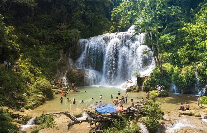 Pristine beauty of Mu waterfall. VNA Photo: Trọng Đạt