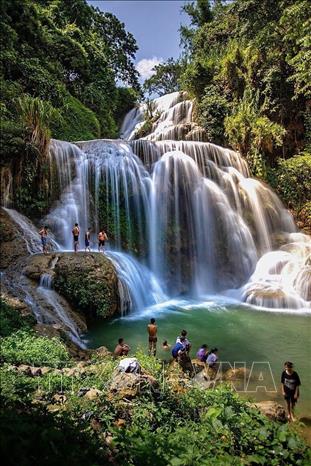 Pristine beauty of Mu waterfall. VNA Photo: Trọng Đạt
