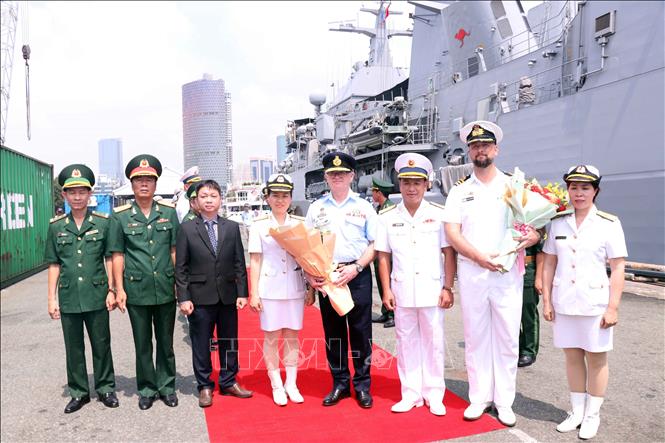 Đại tá Nguyễn Việt Anh (thứ 3 từ phải sang), Phó Tham mưu trưởng Vùng 2 Hải quân, đón Chuẩn tướng Tony McCormack (thứ 4 từ phải sang) và Trung tá Darin MacDonald (thứ 2 từ phải sang). Ảnh: Xuân Khu-TTXVN