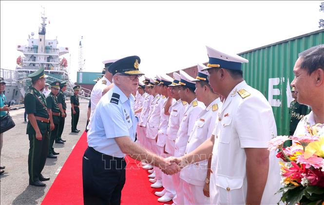 Các sỹ quan hải quân Việt Nam đón Chuẩn tướng Tony McCormack (trái), Chỉ huy Chương trình Nỗ lực Ấn Độ Dương- Thái Bình Dương của Australia (IPE). Ảnh: Xuân Khu-TTXVN