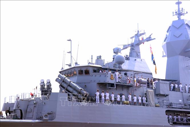Tàu Hải quân Hoàng gia Australia HMAS Toowoomba là tàu khu trục trực thăng với thủy thủ đoàn 200 người. Ảnh: Xuân Khu-TTXVN