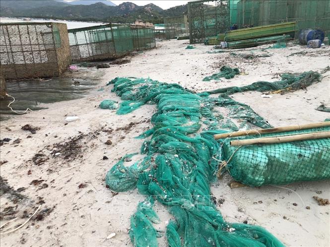 Bãi biển tràn ngập rác thải. Ảnh: Đặng Tuấn -TTXVN 