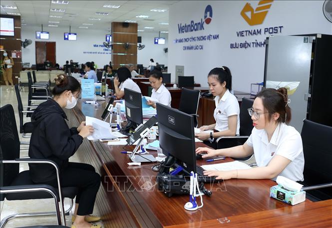 Người dân, doanh nghiệp đến bộ phận một cửa Trung tâm dịch vụ hành chính công tỉnh Lào Cai giải quyết thủ tục hành chính. Ảnh: Quốc Khánh - TTXVN