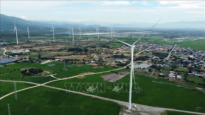 Từ năm 2019, các dự án điện nguồn NLTT tại 5 tỉnh duyên hải Nam Trung bộ và 4 tỉnh Tây Nguyên có tốc độ phát triển nhanh. Trong ảnh: Dự án điện gió tại xã Phước Hữu, huyện Ninh Phước (Ninh Thuận). Ảnh: Huy Hùng - TTXVN