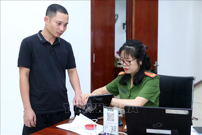 Người dân, doanh nghiệp đến bộ phận một cửa Trung tâm dịch vụ hành chính công tỉnh Lào Cai giải quyết thủ tục hành chính. Ảnh: Quốc Khánh - TTXVN