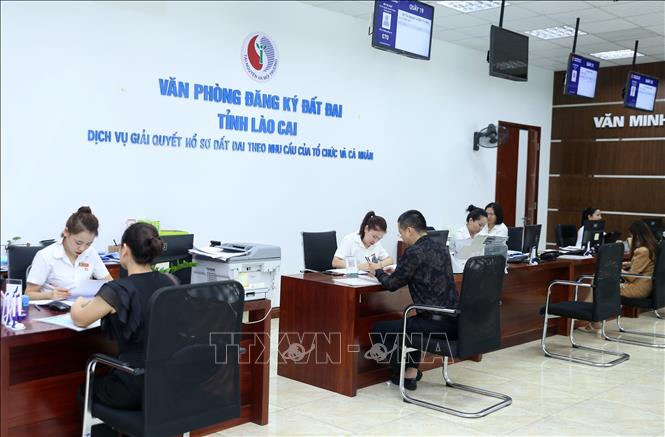 Người dân, doanh nghiệp đến bộ phận một cửa Trung tâm dịch vụ hành chính công tỉnh Lào Cai giải quyết thủ tục hành chính. Ảnh: Quốc Khánh - TTXVN