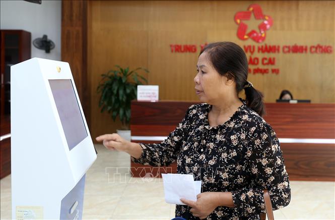 Người dân, doanh nghiệp đến bộ phận một cửa Trung tâm dịch vụ hành chính công tỉnh Lào Cai giải quyết thủ tục hành chính. Ảnh: Quốc Khánh - TTXVN